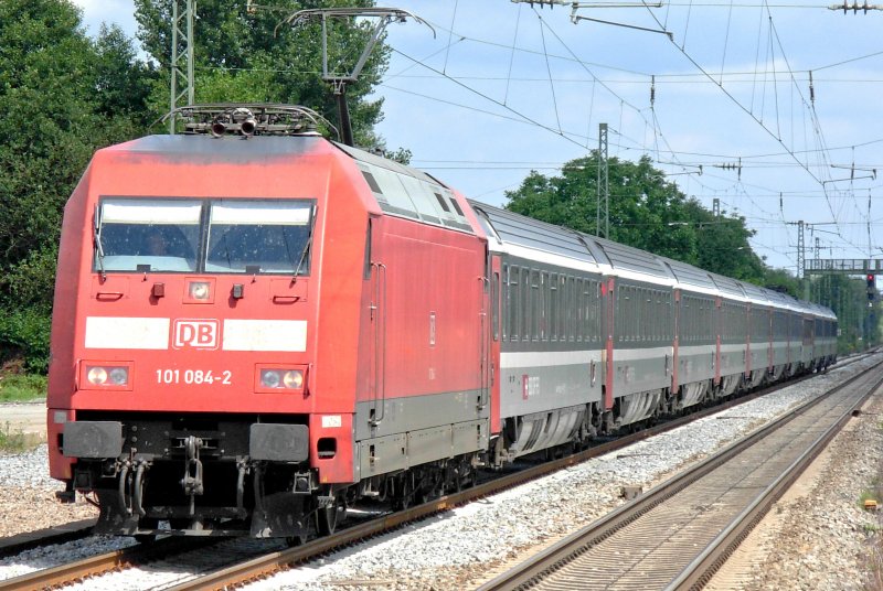101 084-2 f�hrt den EC 7 (Hamburg-Chur) von Hamburg-Altona nach Basel. Hier  erwischt  am 05.08.2008 in Friesenheim (Baden)
