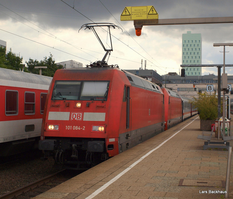 101 084-2 hat sich soeben vor die defekte 101 053-7 gesetzt und wird in wenigen Minuten die Reise mit dem IC 2307 nach Koblenz Hbf antreten. Aufgenommen am 21.06.09 in Hamburg-Altona.