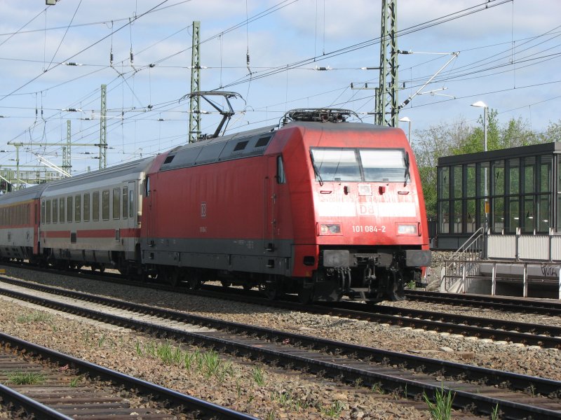101 084-2 war mit ihrem EC aus Hamburg komment kurz vorm Dresdner-HBF im Glei�dreieck Dresden-Altstadt unterwegs.21.04.07