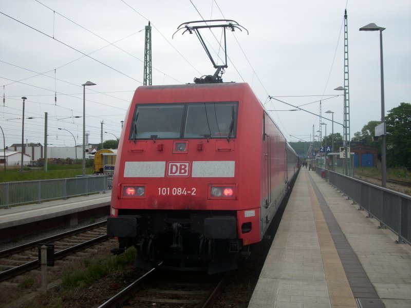 101 084 mit dem nur Montags verkehrenden IC 2184 Hamburg-Binz am 26.05.2008 in Bergen/Rgen.