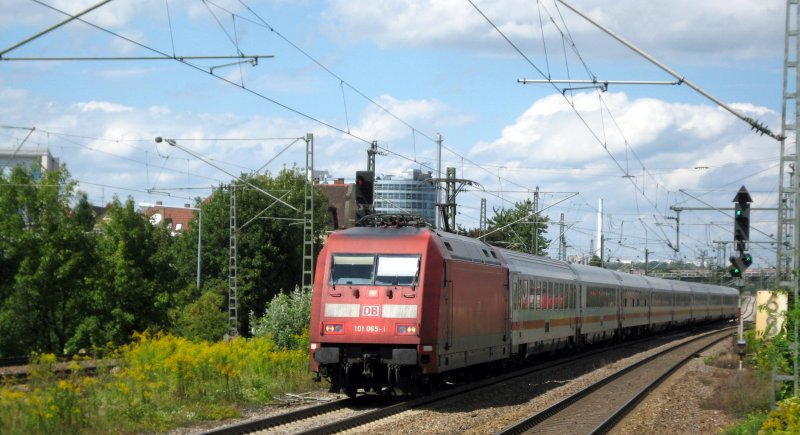 101 085-1 rast mit ihrem IC durch Stuttgart-Untertrheim. 18. August 2008.