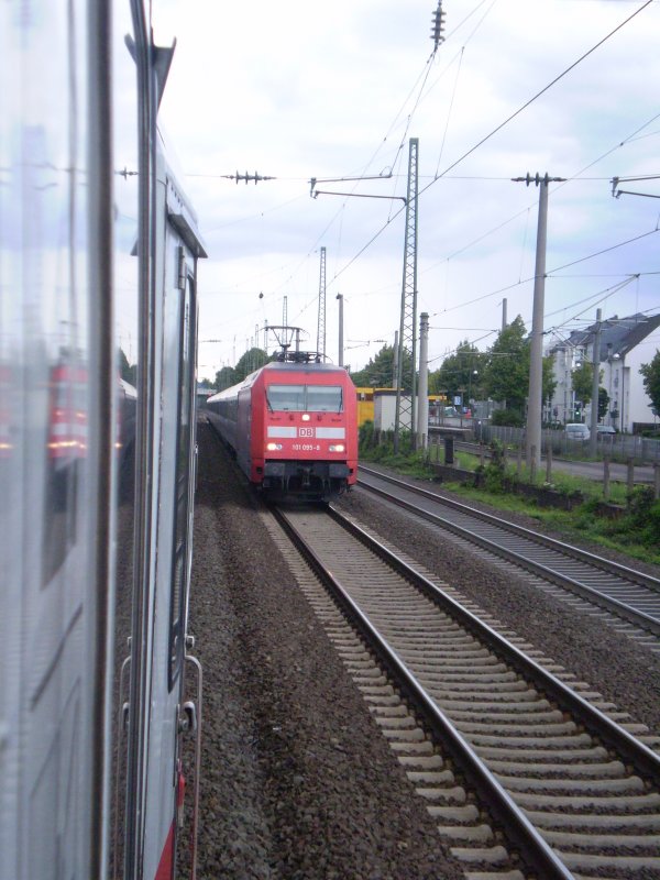 101 085   wird in wenigen minuten den IC in den Bonner Hbf bringen um danach weiter nach Stuttgart zu fahren.