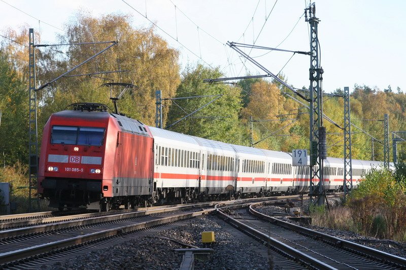 101 085 zieht einen IC durch Hagenow Land. 18.10.2007