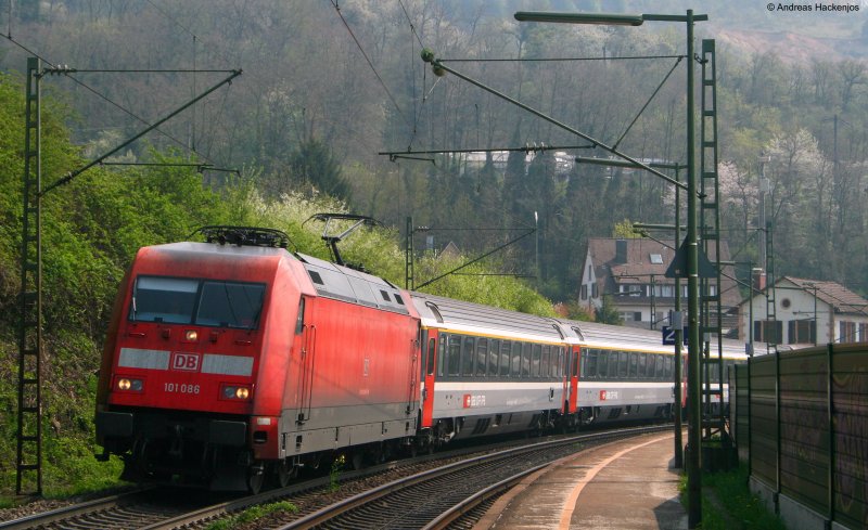 101 086-7 mit dem EC 100 (Chur(CH)-Hamburg Altona)  bei der Durchfahrt Istein am 14.4.09
