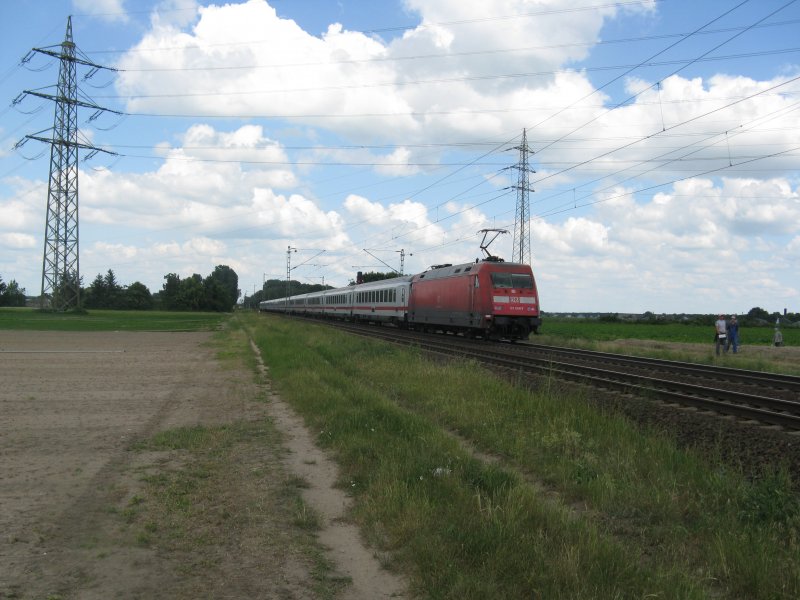 101 086-7 mit IC 2112 von Stuttgart Hbf nach Hamburg-Altona.Am 30.05.09 bei der durchfahrt in Lampertheim.