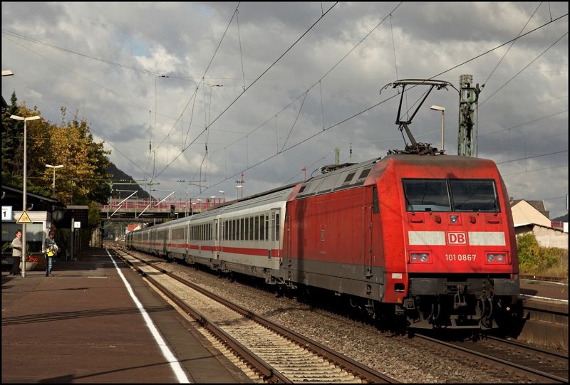 101 086 (9180 6101 086-7 D-DB) schiebt den IC 2114 nach Hamburg-Altona. (17.10.2009)