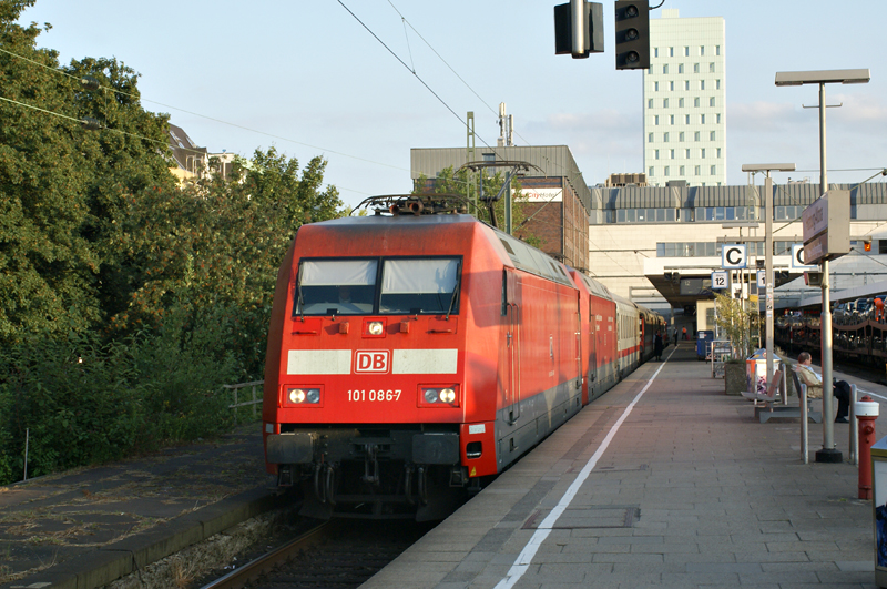 101 087-4 mit 101 134-5 und 4 Wagen am 29.06.2009 als IC nach Dortmund in Hamburg-Altona.