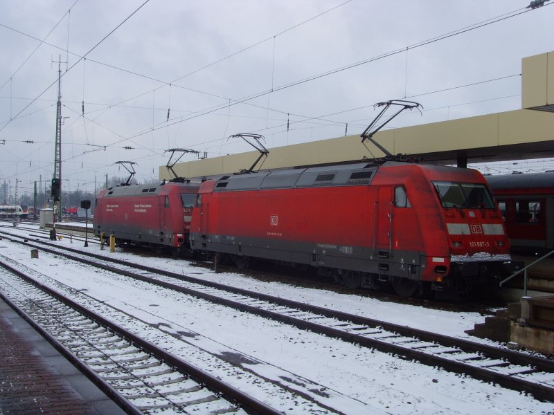 101 087-5 und 101 XXX-X halten Winterschlaf am nrdlichen Ende von Gleis 3 in Basel Bad Bf. 14.02.09