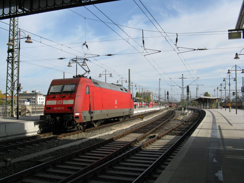 101 087-5 hat sich an den EC177 abgekuppelt und fhrt richtung Abstellgleis.Am 10.10.08 in Dresden Hbf.