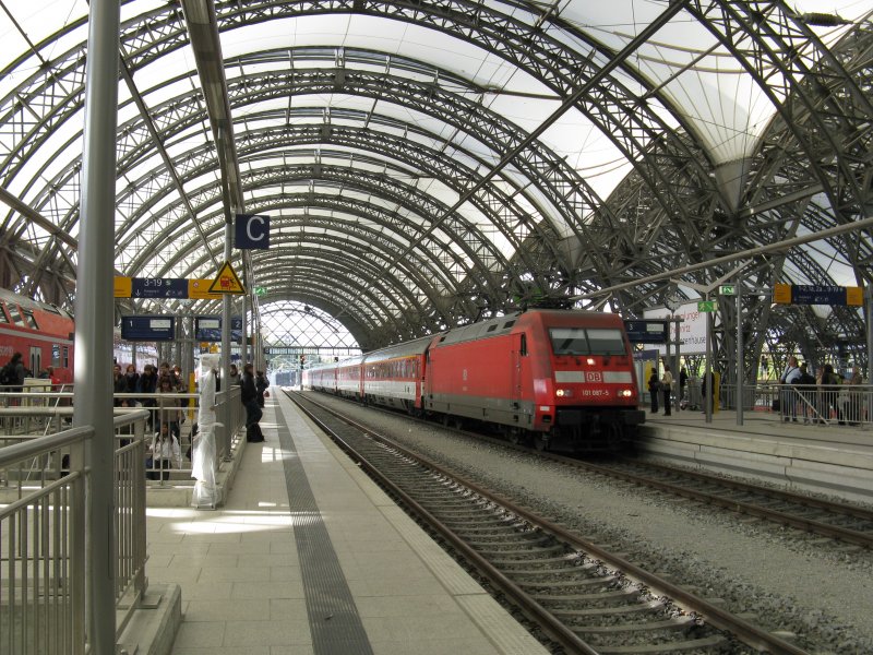 101 087-5 mit EC177 von Berlin Hbf nach Wien Sdbahnhof.Am 10.10.08 bei der einfahrt in Dresden Hbf.
