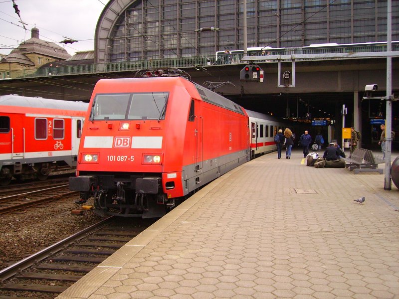 101 087-5 steht mit dem IC 1971 nach Berlin Hbf in Hamburg. 28.03.08