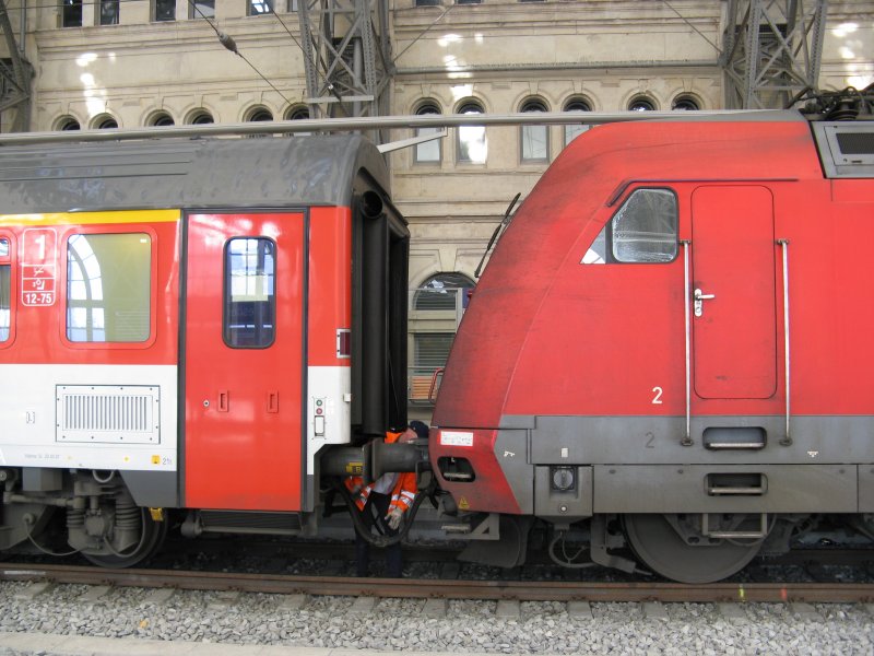101 087-5 wird von dem EC177 abgekuppelt.Am 10.10.08 in Dresden Hbf.