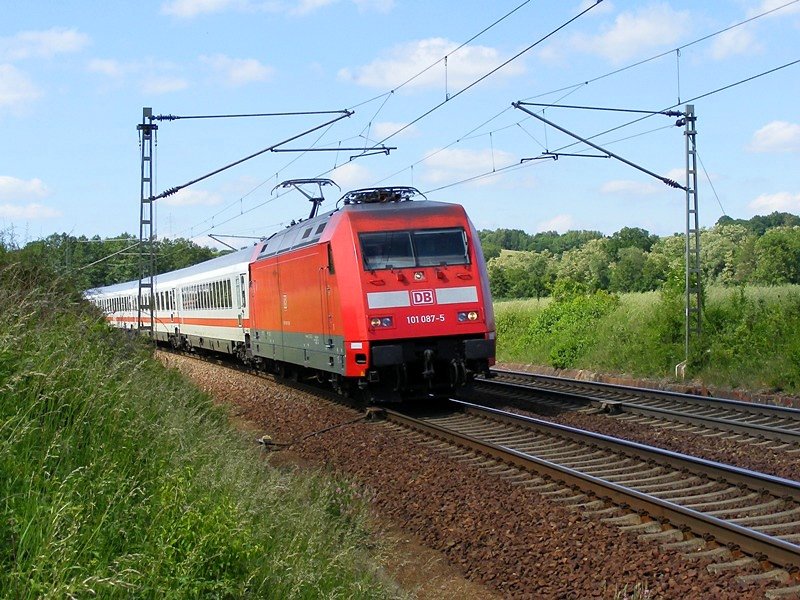 101 087-5 zieht am 23.5.2009 den IC 79659 nach Dresden Hbf. Aufgenommen bei Niederau.