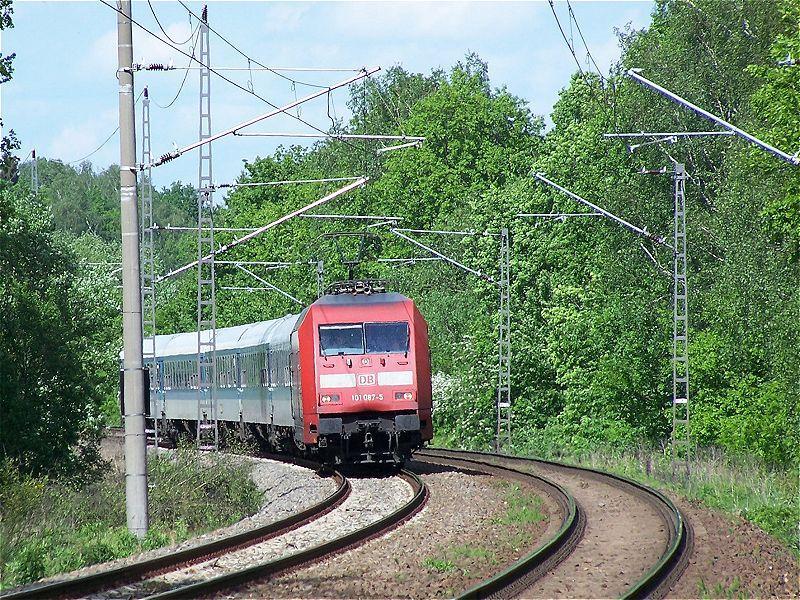 101 087 mit einem stillreinen InterRegio nhert sich Chemnitz-Kinderwaldsttte am 24.05.2006