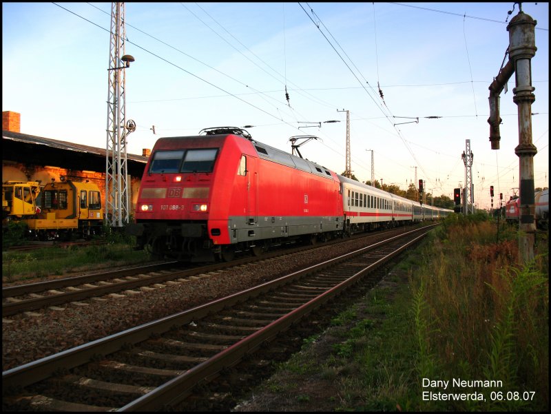101 088 zieht gerade den EC 170 aus Budapest-Keleti pu in Richtung Berlin Gesundbrunnen in den Bahnhof Elsterwerda. Aufgenommen am 06.08.07.