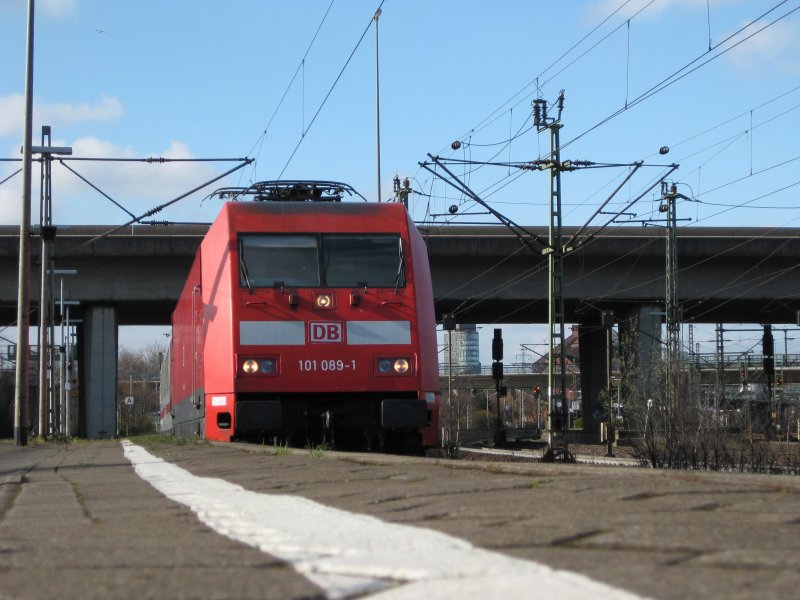 101 089-1 aus der Froschperspektive: Am 1.04.09 beschleunigt sie den IC 2377 Ostseebad Binz - Karlsruhe Hbf aus Hamburg-Harburg Richtung L�neburg.