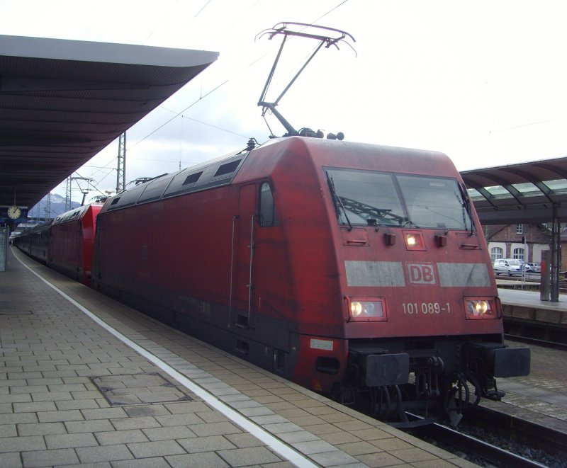 101 089-1 und die frisch umlackierte 101 001-6 stehen mit ihrem EC100 nach Hamburg-Altona auf Gleis 1 in Freiburg. 11.02.09