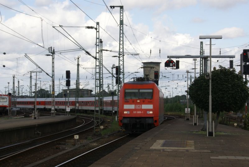 101 089-1 mit einem Autozug aus Rijeka beim Erreichen seines Endbahnhofes Hamburg-Altona am 26.8.2007

