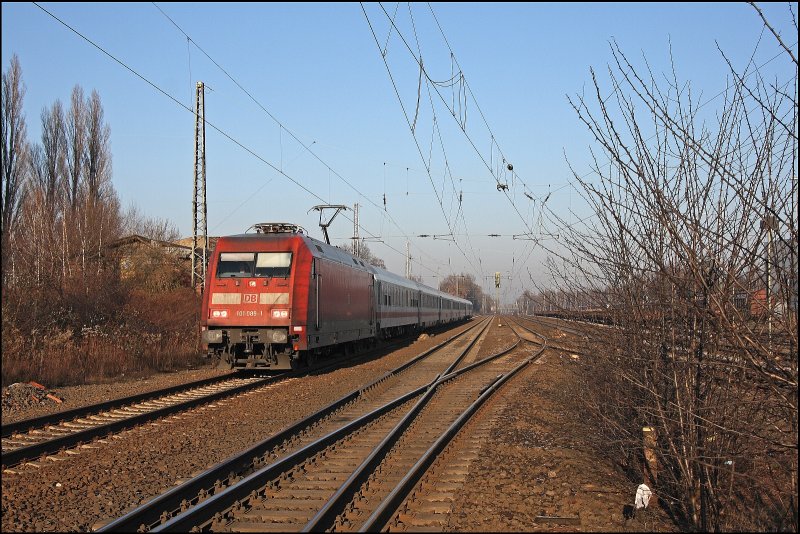 101 089 (9180 6 101 089-1 D-DB) bringt am 30.12.2008 den IC 334, von Norddeich-Mole nach Luxembourg, durch das Ruhrgebiet in Richtung Essen. 

