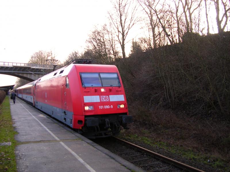 101 090-9 ist soeben mit dem EC 371 aus rhus zur Weiterfahrt nach Praha ber Hamburg, Berlin, Dresden in Flensburg eingetroffen. Die Lok ist in einem sehr guten Zustand 