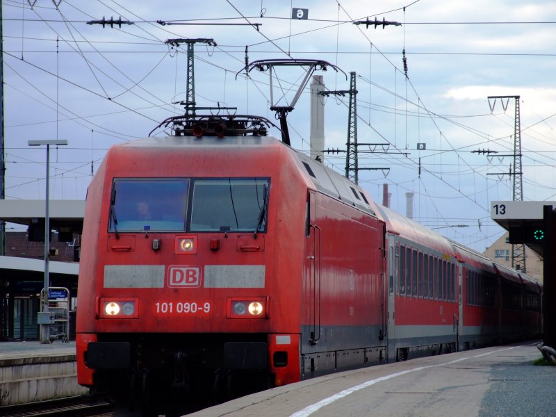 101 090 mit dem Mnchen-Nrnberg Express am 27.03.08 bei der Ausfahrt aus Nrnberg Hbf.