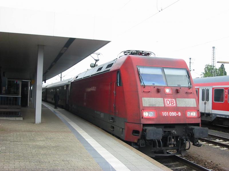 101-090 steht in Mannheim Hbf, sie ist kurz vor ihrer Abfahrt.