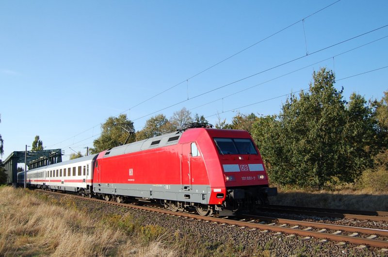 101 091-7 hat gerade den Mittellandkanal bei Peine berquert,am 27.09.2009, um den IC nach Braunschweig zu ziehen