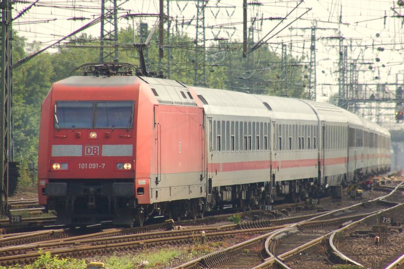 101 091-7 mit IC 2113 am 11.08.2007 kurz vor der Einfahrt in den Dortmunder Hauptbahnhof. Der Zug fhrt mit Ziel Stuttgart ber Essen, Kln, Mainz  und Heidelberg.