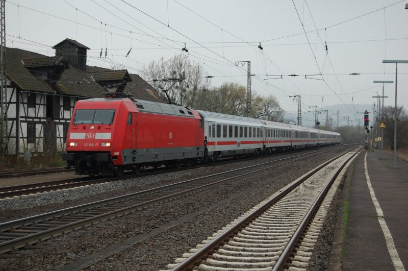 101 091-7 mit IC 2277 nach Karlsruhe am 08.04.2009 bei der Einfahrt in Kreiensen