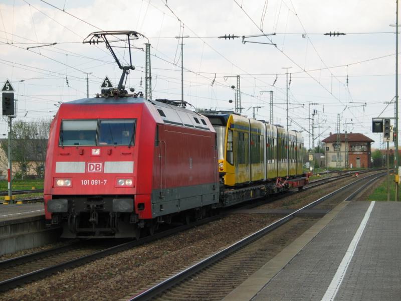 101 091 mit einem nicht alltglichem Wagen. Sie transportiert einen Straenbahnbwagen. 2.5.2006