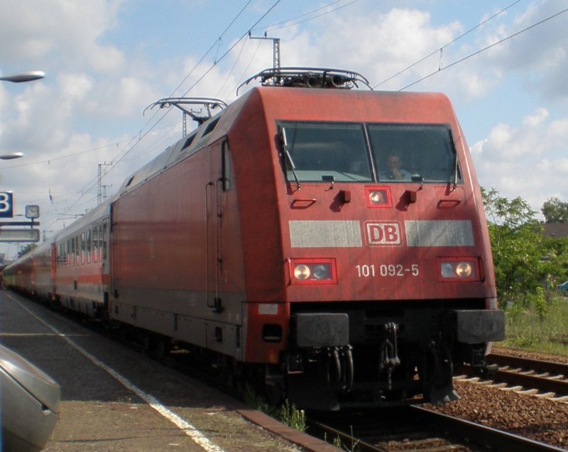 101 092-5 bei der Durchfahrt in Elsterwerda am 23.Mai 2009 10.14Uhr mit dem EC von Berlin nach Dresden .