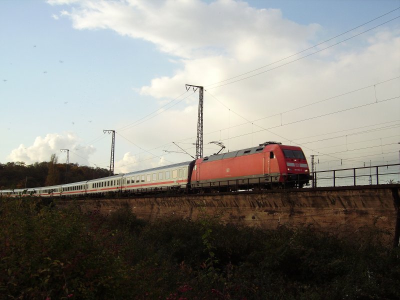101 092-5 fhrt mit IC 2014 Stuttgart Hbf - Emden Hbf am Klner Betriebshof vorbei. 28.10.08