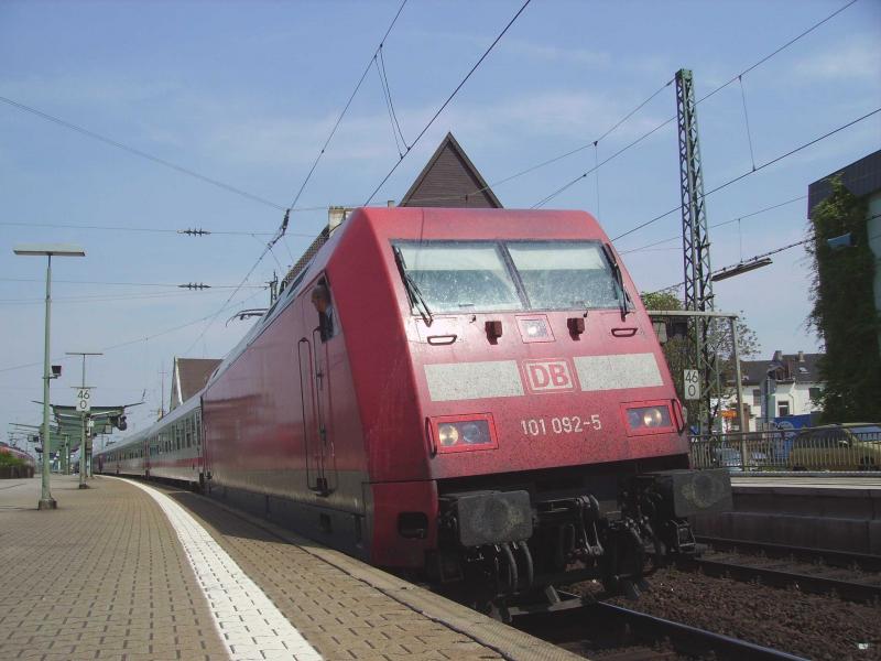 101 092 beim Halt in Worms.