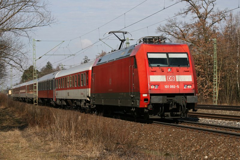 101 092 mit CNL 483 (Kopenhagen - Innsbruck, mit Kurswagen aus Moskau) am 28.03.2009 in Haar (bei Mnchen).