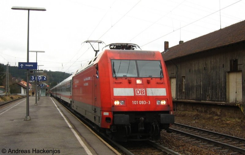 101 093-3 mit dem IC 2005 in St.Georgen(Schwarzwald (5+) 14.3.087