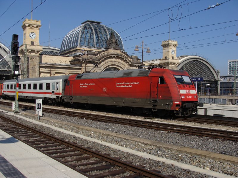 101 093-3 mit EC 173 nach Wien Westbahnhof hat gerade Dresden Hbf auf Gleis 3 erreicht. Kurze Zeit spter wird eine tschechische Lok den Zug bernehmen. Fotografiert am 31.03.2009