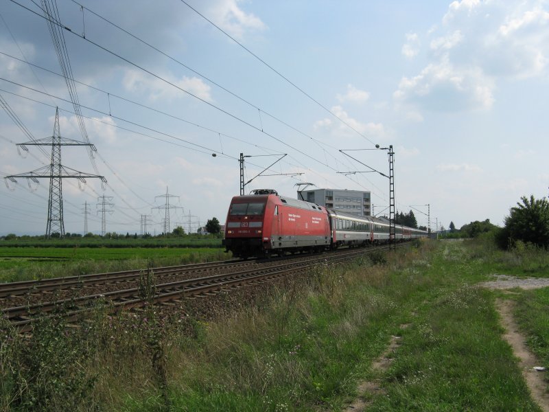 101 093-3 mit EC100 von Chur nach Hamburg-Altona.Dieser Zug wurde wegen Bauarbeiten ber Gro-Gerau umgeleitet.Am 16.08.08 bei der durchfahrt in Lampertheim.