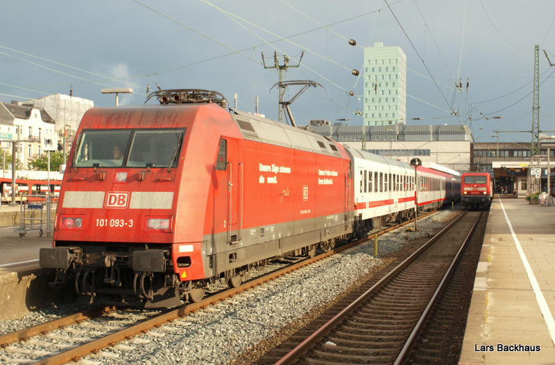 101 093-3 steht am 21.06.09 kurz nach der Bereitstellung des EN 491  Hans Albers  auf Gleis 7 und wartet auf die Abfahrt nach Wien Westbahnhof. Laut Plan sollte eigentlich ein BB Stier davor hngen. Rechts steht 143 295-4 mit RB 21180 nach Itzehohe.