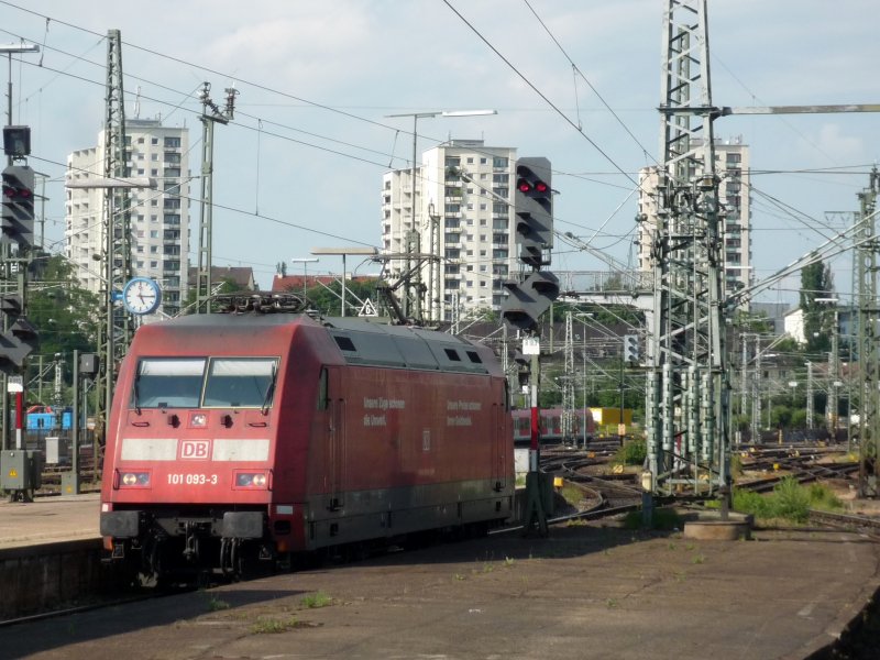 101 093-3 wird sich in Krze an die Spitze des IC 2318 nach Mnster(Westf)Hbf setzen. Stuttgart Hbf, 01.06.09