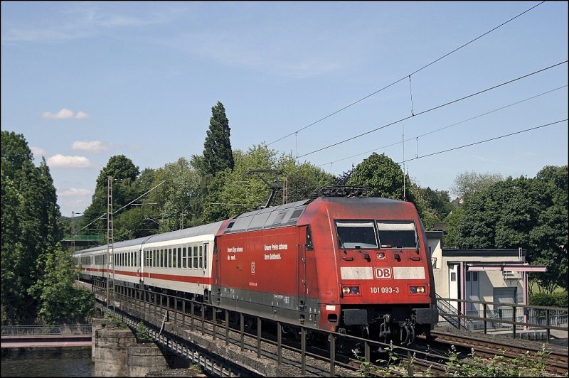 101 093 (9180 6101 093-3 D-DB) berquert mit dem IC 2044, Leipzig Hbf - Kln Hbf, bei sommerlichen Temperaturen den Harkortsee. (23.05.2009)