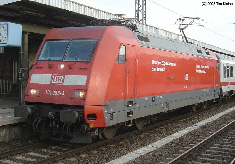 101 093 steht am 19.07.2005 mit einem IC in Magdeburg.