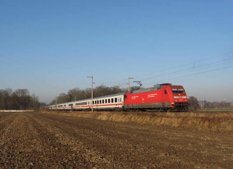 101 093 zieht an wunderschnen Freitag den 21.12.2007 den IC 2113 nach Stuttgart bei Brhl unterwegs.