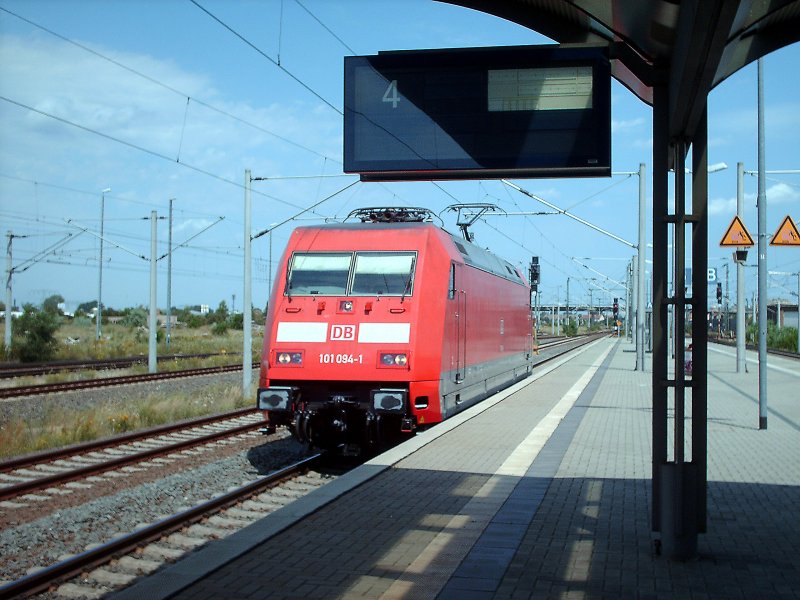 101 094-1 als Lz von Richtung LD in Richtung LH durchfhrt am 17.07.2007 um 12.26 Uhr den Bahnhof Bitterfeld.