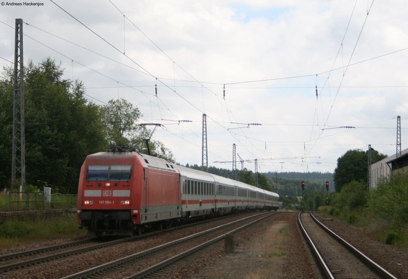 101 094-1 mit dem IC 2004 von Konstanz nach Dortmund bei der Einfahrt St.Georgen am 29.6.08