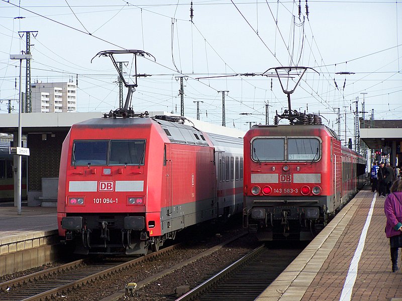 101 094-1 schiebt den IC2116 (Stuttgart - Stralsund) aus dem Dortmunder Hbf. Whrend dessen kommt 143 583-3 mit der S1 gerade aus Dsseldorf hier an.