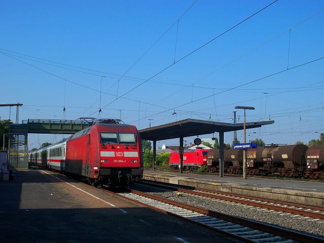 101 094 fhrt mit dem IC 2013 durch Ludwigshafen-Oggersheim. Aufgenommen am 27.9.2009