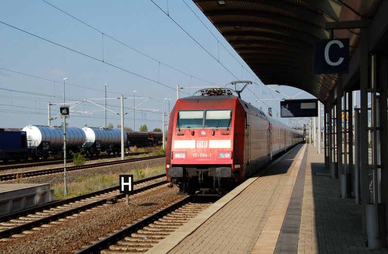 101 094 zieht am 20.09.09 AZ 1360 durch Bitterfeld Richtung Halle(S).