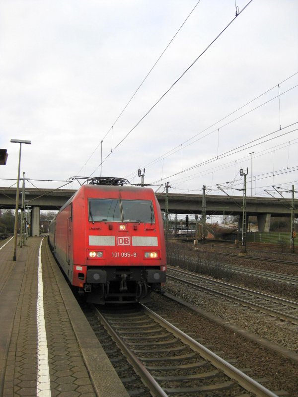 101 095-8 zieht am 31.01.09 den IC 2375 Hamburg-Altona - Karlsruhe Hbf aus Hamburg-Harburg Richung Lneburg.