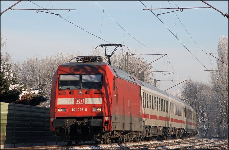 101 095 (9180 6 101 095-8 D-DB) bringt bei Haltern am See den IC 334, Norddeich Mole - Luxembourg, nach Koblenz Hbf. Dort brnimmt eine 181er den Zug. (09.01.2009)
