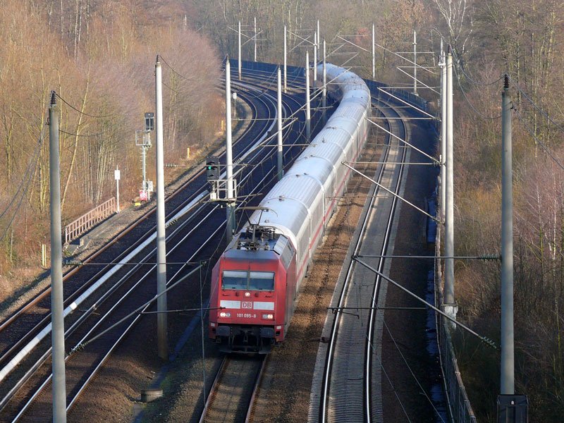 101 095 bringt den InterCity IC 2213 Ostseebad Binz - Hamburg Hbf, 06.02.2009

